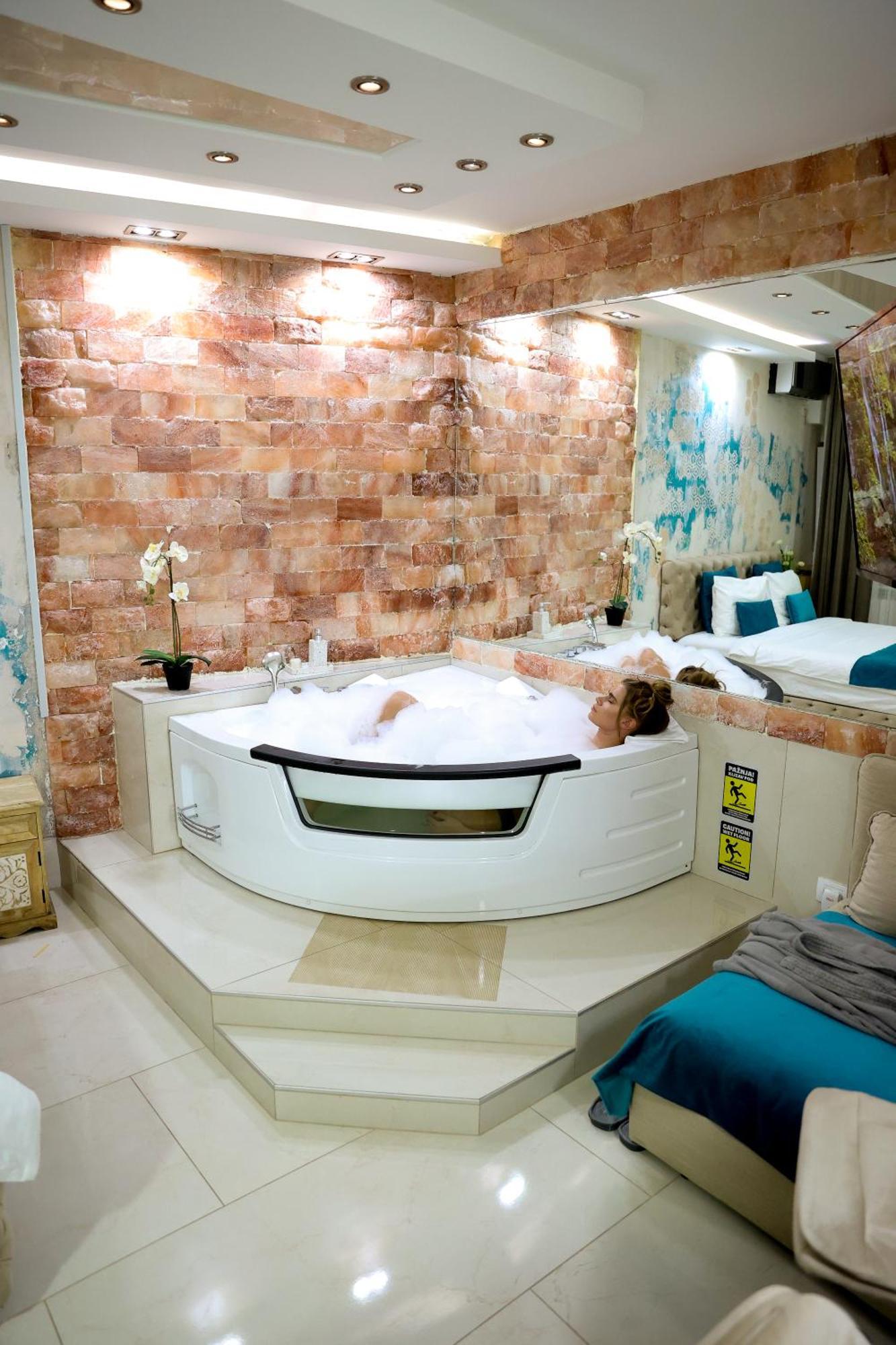 Design Apartment Premium Spa Lux 4 Star "Dubai" Completely Private Wellness & Spa Free Included Sauna & Jacuzzi & Salt Wall & Fire Place & 3D Ceilings & Business Wifi & Netflix & Keyless Code Entry & Full Smart App & Secure 2 Parking Place Ćuprija エクステリア 写真